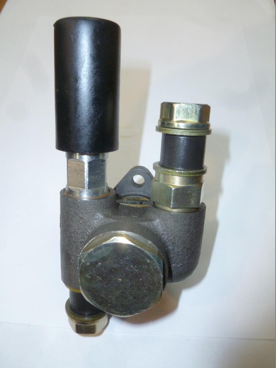 Насос ручной подкачки топлива R4105 (фланец 45х56 мм,левый) /Hand Primer pump, left Насос ручной подкачки топлива R4105 (фланец 45х56 мм,левый) /Hand Primer pump, left