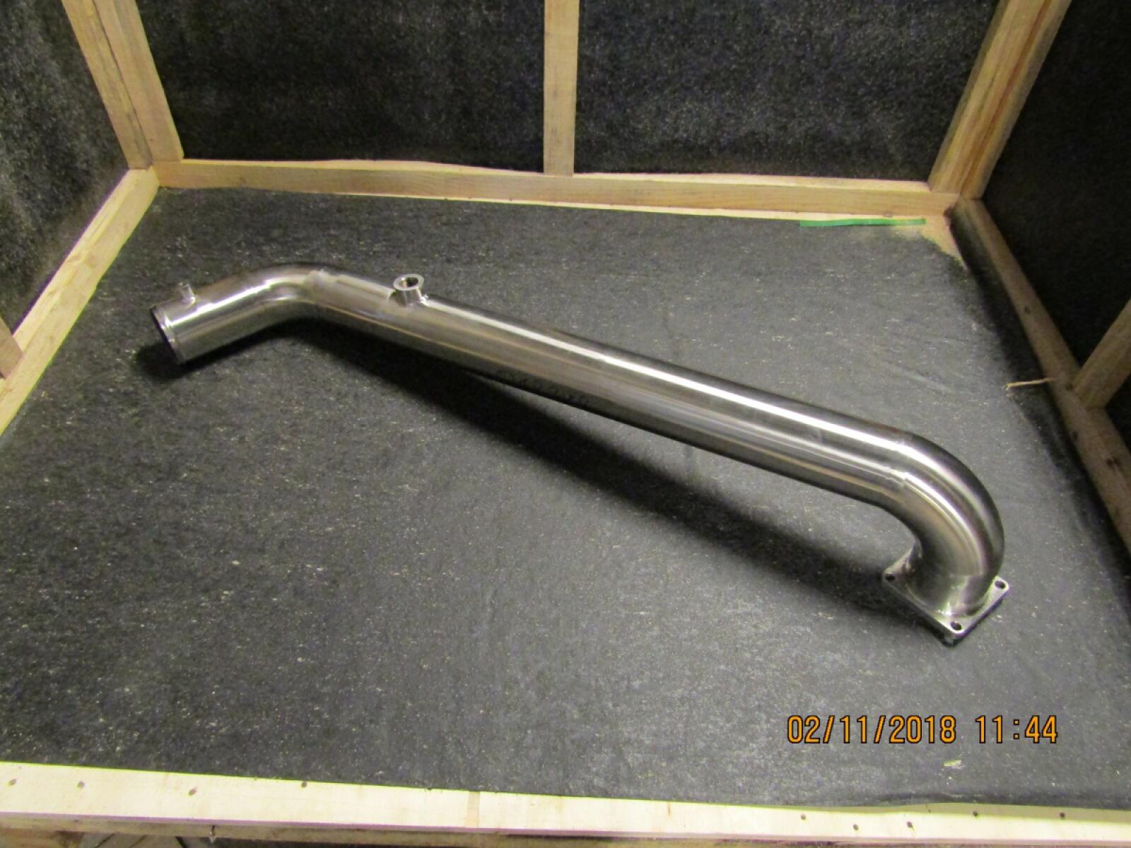 Патрубок радиатора стальной 6M33/Water Pump Water Pipe Assembly (1000965918) Патрубок радиатора стальной 6M33/Water Pump Water Pipe Assembly (1000965918)