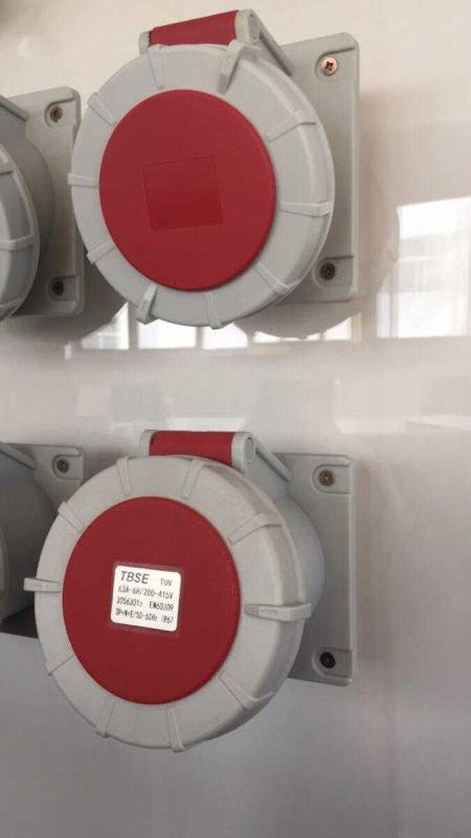Розетка 3~400V socket ( 5pin 63A 400V) Розетка 3~400V socket ( 5pin 63A 400V)